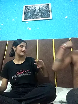 Snapshot of romantic_couple1 chatting on September 15, 2025, 1:05 am romantic couple1 online show from September 15, 2025, 1:05 am