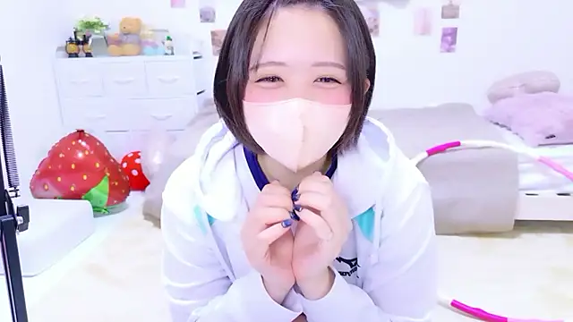 Hinata Sun online show from May 12, 2026, 12:02 pm