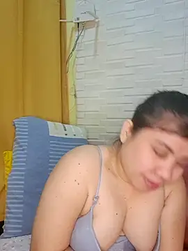 hotlyn45 online show from February 15, 2026, 2:52 am