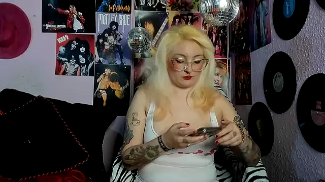 Snapshot of Avril_Maria chatting on May 19, 2026, 6:25 pm Avril Maria online show from May 19, 2026, 6:25 pm