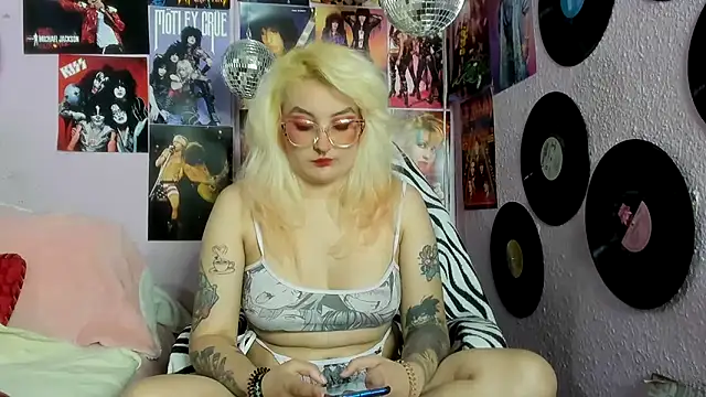 Snapshot of Avril_Maria chatting on May 24, 2026, 2:16 am Avril Maria online show from May 24, 2026, 2:16 am