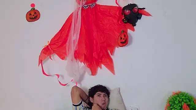 Snapshot of Laura_and_Kevin chatting on October 18, 2025, 2:40 pm Laura and Kevin online show from October 18, 2025, 2:40 pm