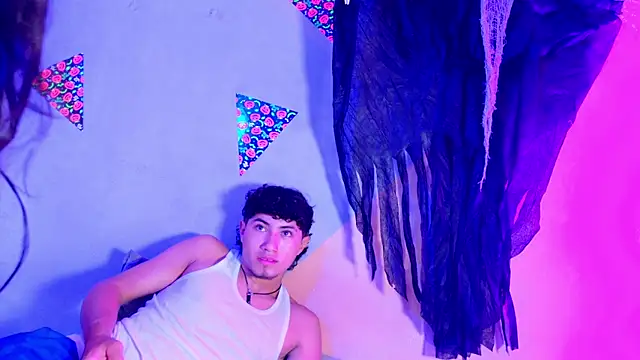 Snapshot of Laura_and_Kevin chatting on October 25, 2025, 1:40 pm Laura and Kevin online show from October 25, 2025, 1:40 pm