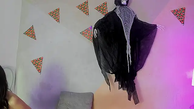 Snapshot of Laura_and_Kevin chatting on November 14, 2025, 1:43 pm Laura and Kevin online show from November 14, 2025, 1:43 pm