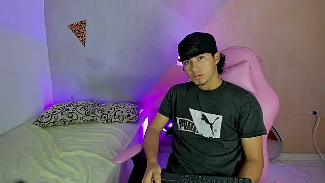 Snapshot of Laura_and_Kevin chatting on November 20, 2025, 3:12 pm Laura and Kevin online show from November 20, 2025, 3:12 pm