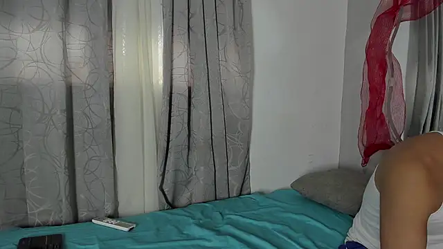 Snapshot of Laura_and_Kevin chatting on December 4, 2025, 9:34 pm Laura and Kevin online show from December 4, 2025, 9:34 pm