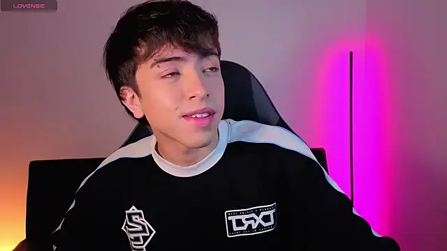 onlinenico online show from December 1, 2025, 8:03 pm