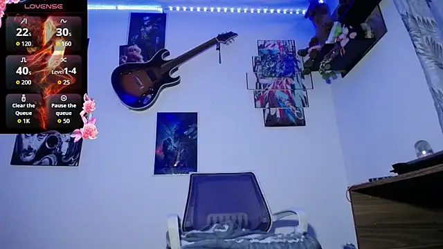 moonligth18 online show from December 1, 2025, 11:10 pm