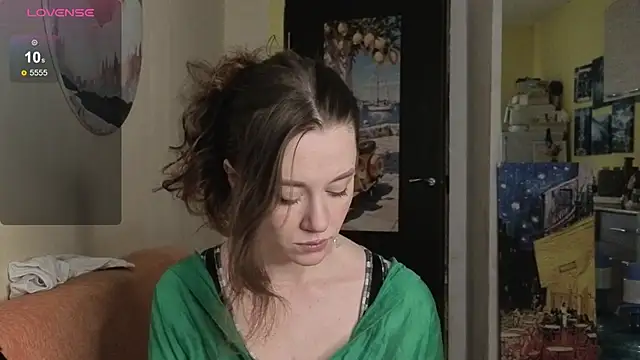 Snapshot of SkyHelen chatting on April 10, 2026, 7:02 am SkyHelen online show from April 10, 2026, 7:02 am