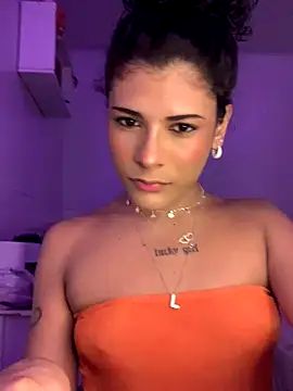 Snapshot of luluzinhax chatting on October 10, 2025, 2:32 am luluzinhax online show from October 10, 2025, 2:32 am