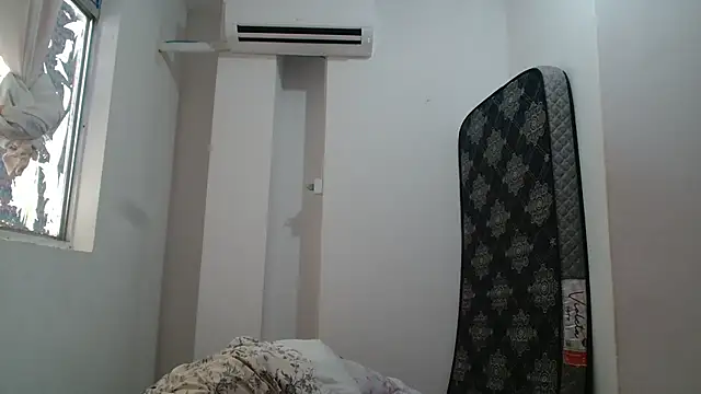 Snapshot of SecretBrunette chatting on November 18, 2025, 10:52 am SecretBrunette online show from November 18, 2025, 10:52 am