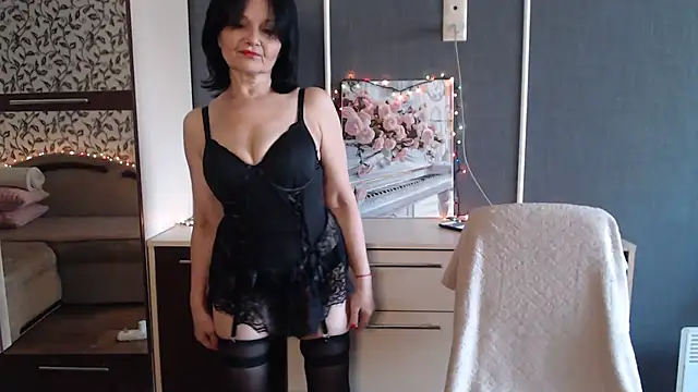 Snapshot of AmoraLuv chatting on October 23, 2025, 8:24 am AmoraLuv online show from October 23, 2025, 8:24 am