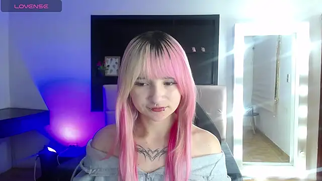 Snapshot of _Charlotte_Collins_ chatting on June 27, 2026, 3:28 pm Charlotte Collins online show from June 27, 2026, 3:28 pm