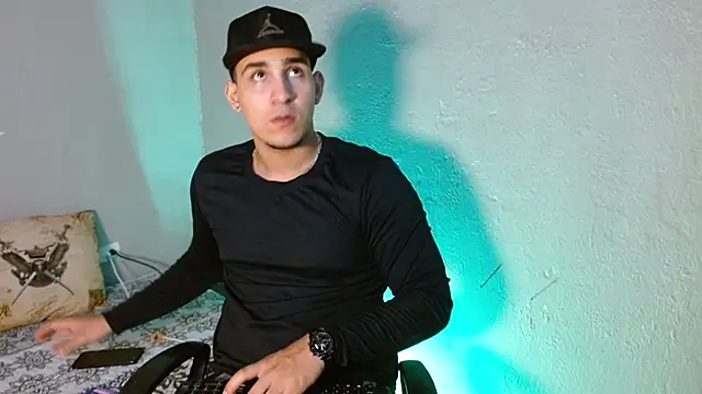 Snapshot of massimo_vidal_ chatting on November 11, 2025, 4:01 am massimo vidal online show from November 11, 2025, 4:01 am