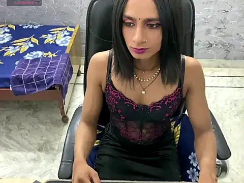 Snapshot of LuvLayla chatting on July 23, 2026, 6:39 pm LuvLayla online show from July 23, 2026, 6:39 pm