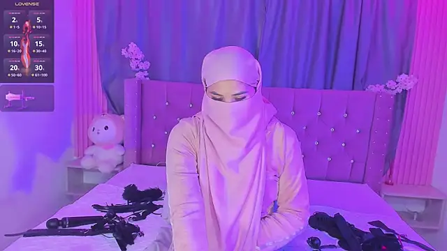 Snapshot of Nayla-Mouna chatting on May 5, 2026, 7:38 am Nayla-Mouna online show from May 5, 2026, 7:38 am