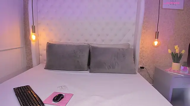 Snapshot of annie_clarkson chatting on October 6, 2025, 6:38 pm annie clarkson online show from October 6, 2025, 6:38 pm