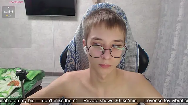 glasses cat online show from March 11, 2026, 6:36 pm