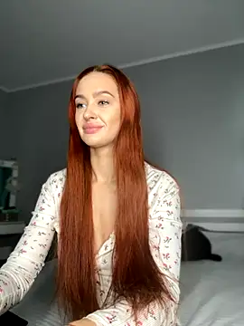 Snapshot of LittleFox___ chatting on October 22, 2025, 6:35 am LittleFox online show from October 22, 2025, 6:35 am