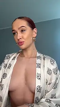 Snapshot of LittleFox___ chatting on November 15, 2025, 8:33 am LittleFox online show from November 15, 2025, 8:33 am