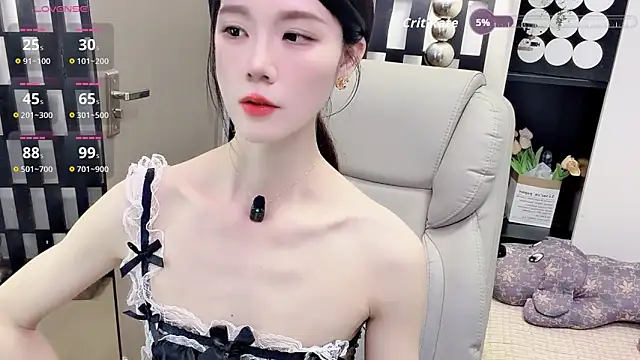 Yueyue-MM online show from April 28, 2026, 2:10 am
