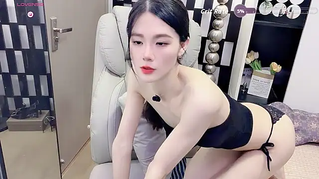 Yueyue-MM online show from June 8, 2026, 1:33 pm