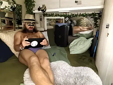 JuliCarl online show from October 7, 2025, 8:39 pm