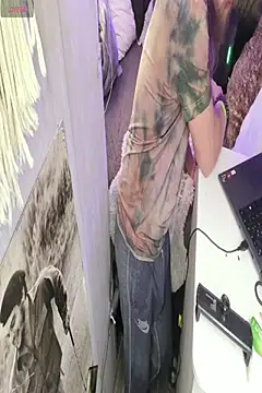 JuliCarl online show from April 15, 2026, 1:45 am