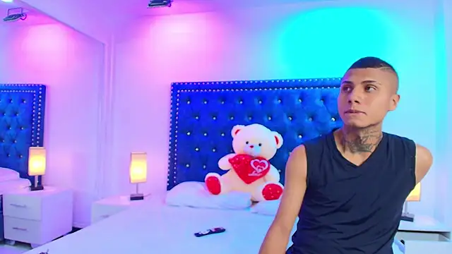 Snapshot of Damian_and_roxanne chatting on October 1, 2025, 12:33 pm Damian and roxanne online show from October 1, 2025, 12:33 pm