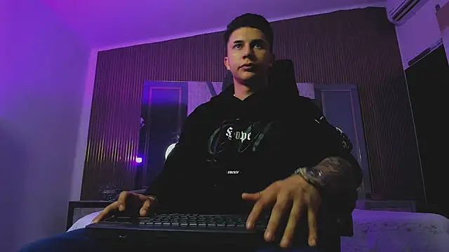 liaamsmiith  online show from September 25, 2025, 12:09 pm