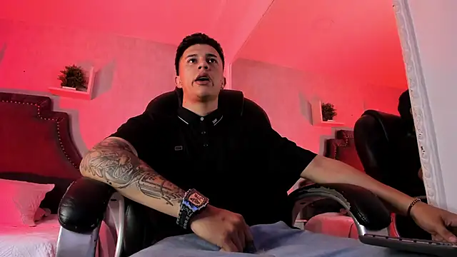 liaamsmiith  online show from February 9, 2026, 12:42 pm