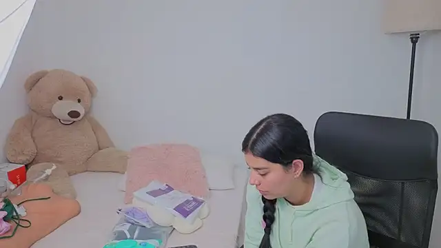 valerihouse online show from October 1, 2025, 12:05 am