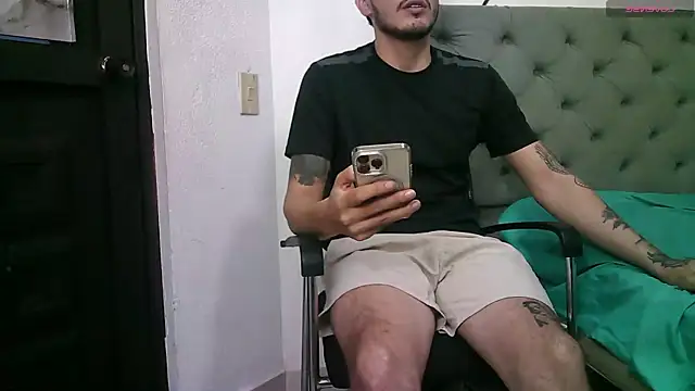 Snapshot of g0lden_boss chatting on October 21, 2025, 5:30 am g0lden boss online show from October 21, 2025, 5:30 am