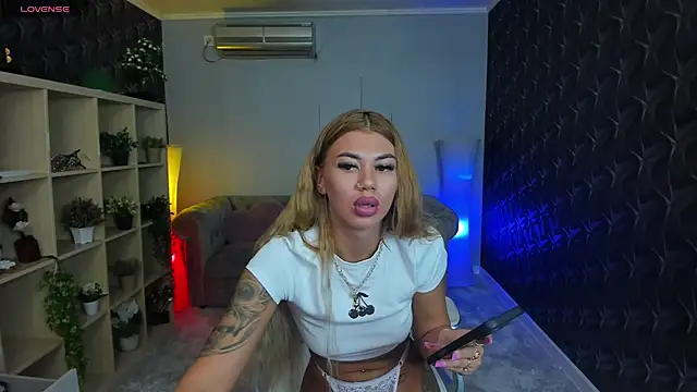 Snapshot of xPuka chatting on September 11, 2025, 4:51 pm xPuka online show from September 11, 2025, 4:51 pm