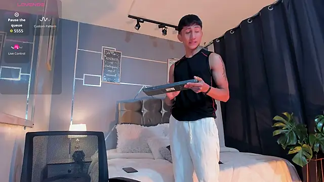 oliver mr  online show from November 27, 2025, 8:22 pm