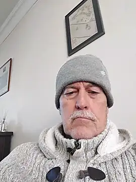 Snapshot of slaveman4you chatting on November 18, 2025, 11:25 am slaveman4you online show from November 18, 2025, 11:25 am