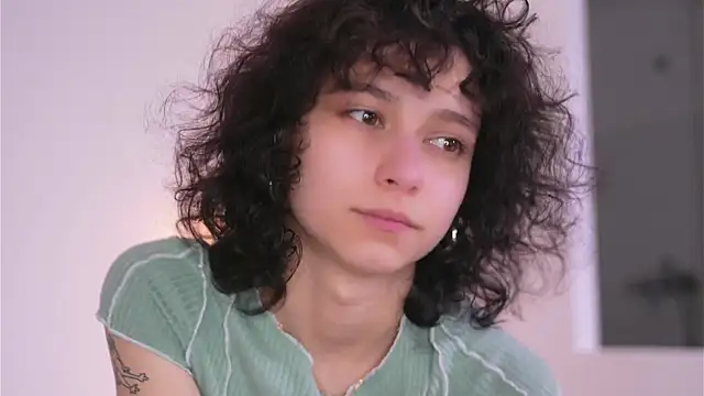 Snapshot of MimiLicks chatting on November 6, 2025, 10:05 am MimiLicks online show from November 6, 2025, 10:05 am