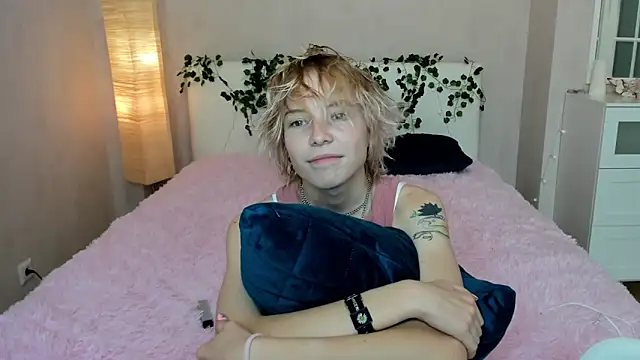 Snapshot of Pink_Lila18 chatting on September 25, 2025, 9:35 am Pink Lila18 online show from September 25, 2025, 9:35 am