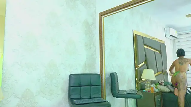 Snapshot of EmilieLake chatting on October 9, 2025, 9:13 pm EmilieLake online show from October 9, 2025, 9:13 pm