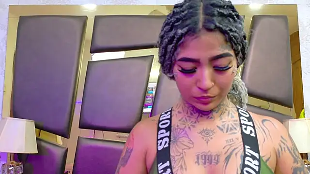 EmilieLake online show from February 18, 2026, 7:43 pm