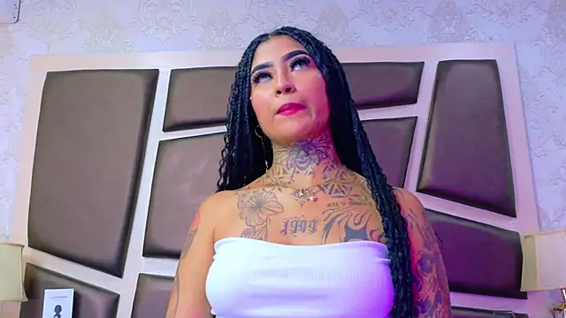 Snapshot of EmilieLake chatting on July 10, 2026, 7:38 pm EmilieLake online show from July 10, 2026, 7:38 pm
