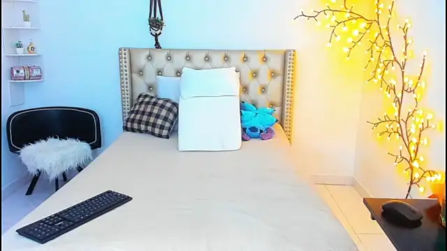 Snapshot of LenaStylesOA chatting on October 5, 2025, 12:58 pm LenaStylesOA online show from October 5, 2025, 12:58 pm