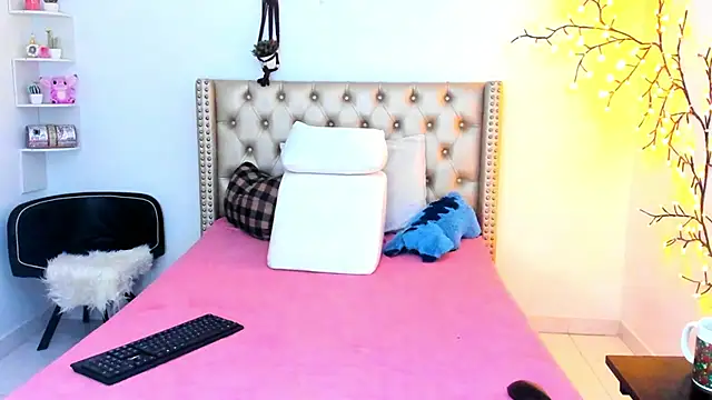 Snapshot of LenaStylesOA chatting on November 27, 2025, 12:51 pm LenaStylesOA online show from November 27, 2025, 12:51 pm