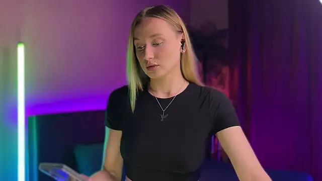 LovaMay online show from May 17, 2026, 2:02 pm