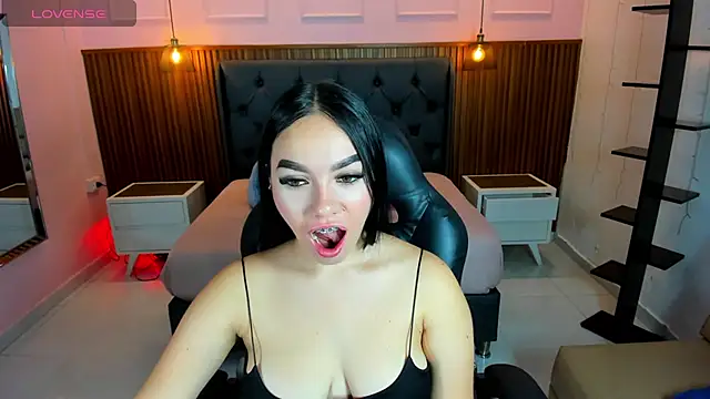 MOLLYSPENCER1 online show from May 27, 2026, 6:49 pm