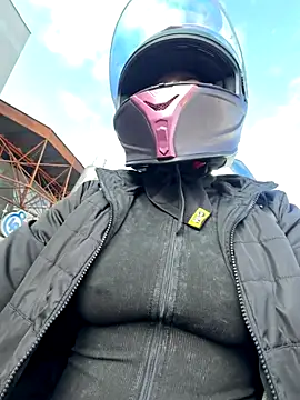 AlannaEvons online show from January 7, 2026, 1:13 pm