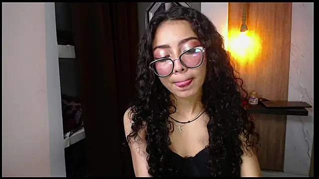 Snapshot of honeymoon_12 chatting on October 19, 2025, 4:13 am honeymoon 12 online show from October 19, 2025, 4:13 am