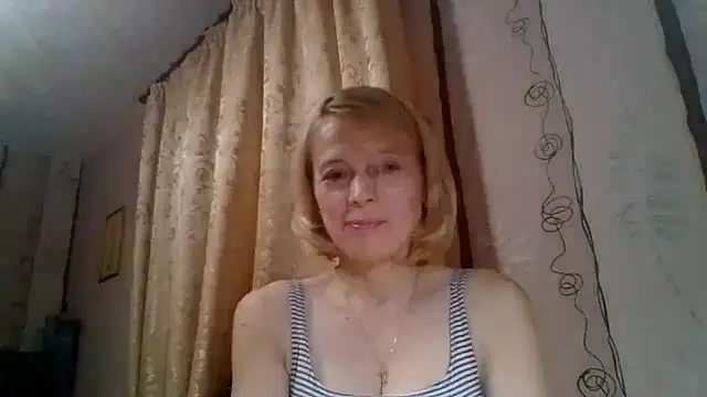 Snapshot of LiluXRose chatting on October 16, 2025, 8:32 pm LiluXRose online show from October 16, 2025, 8:32 pm