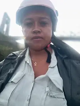 Snapshot of -Mia1 chatting on June 6, 2026, 12:21 pm -Mia1 online show from June 6, 2026, 12:21 pm
