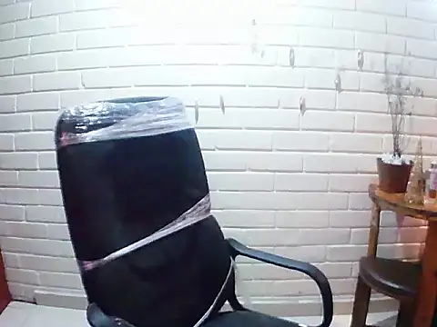 MiiaVelasquez online show from November 19, 2025, 4:01 am